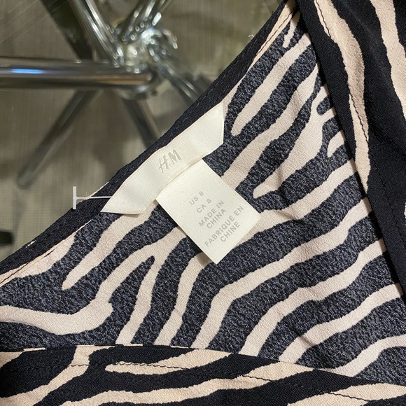 Lightly worn, H&M zebra print cropped tank - Picture 4 of 4